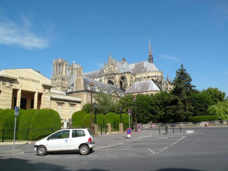  La bibliothèque et la Cathédrale